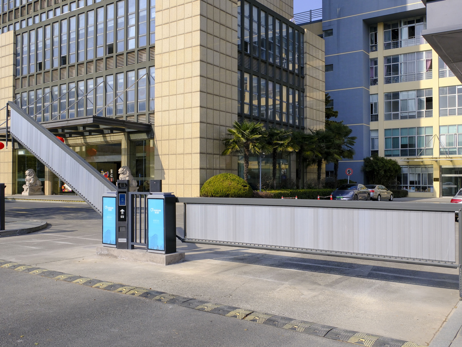 17366608288040979Lwq.jpg 新车行道闸.jpg